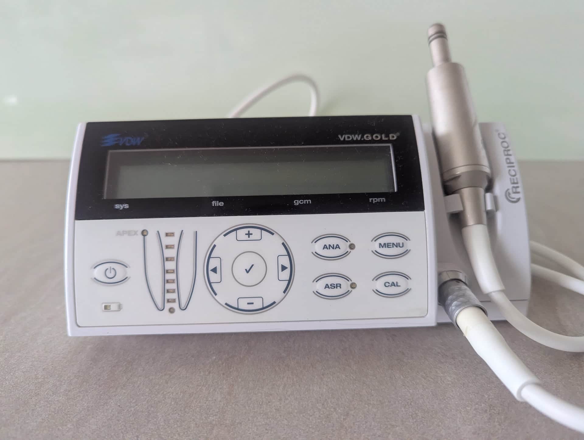 Endomotor pro ošetření kořenových kanálků